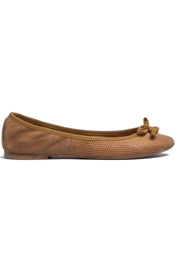 Braune Leder-Ballerinas mit Lochmuster von Pull & Bear