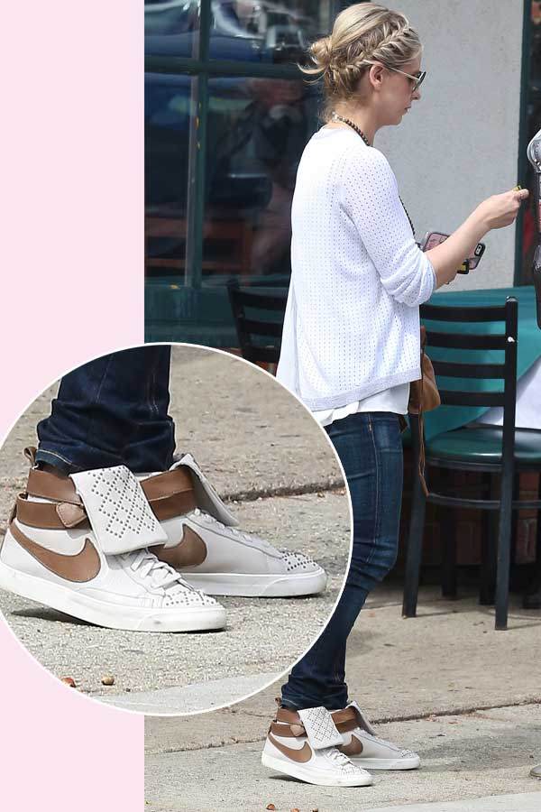 Sarah Michelle Gellar: Sneaker von Nike in Braun-Weiß