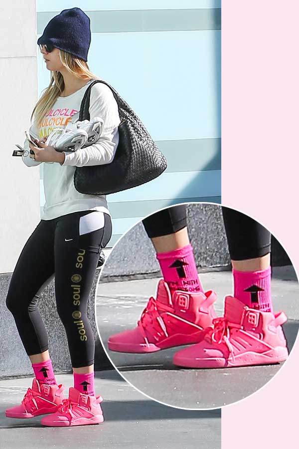 Kaley Cuoco: Knallpinke Sneaker