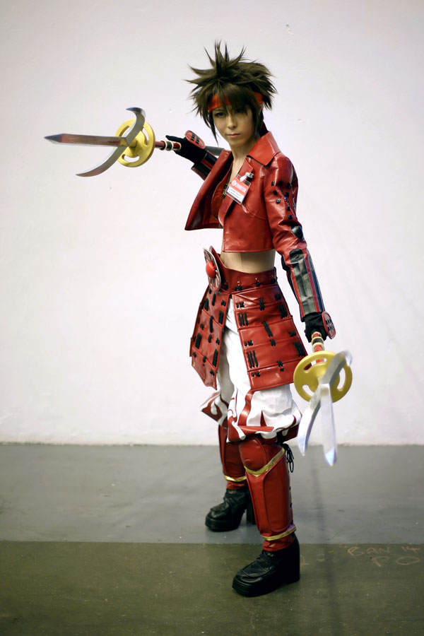 Cosplayer mit zwei Waffen