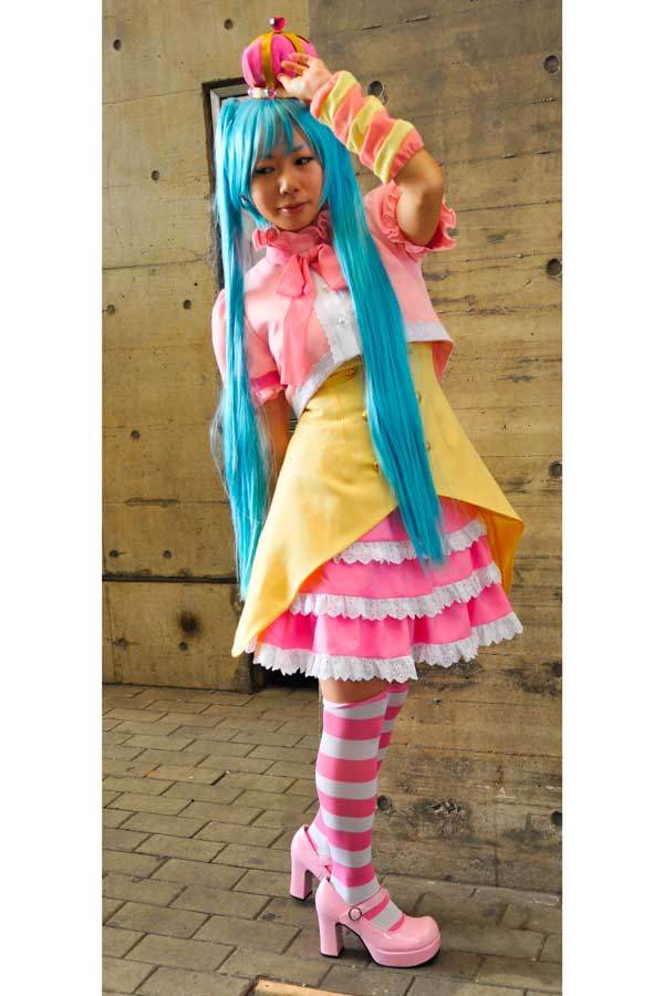 Süßes Cosplay mit Krone