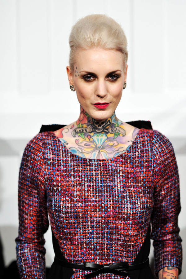 Lexy Hell: Model mit Tattoos