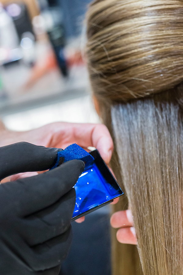 Strähnchen färben in Blau