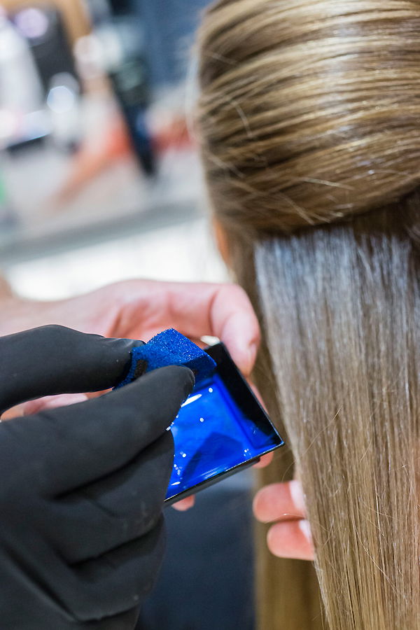 Strähnchen färben in Blau