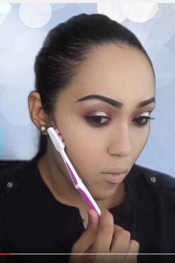 Contouring mit einer Zahnbürste