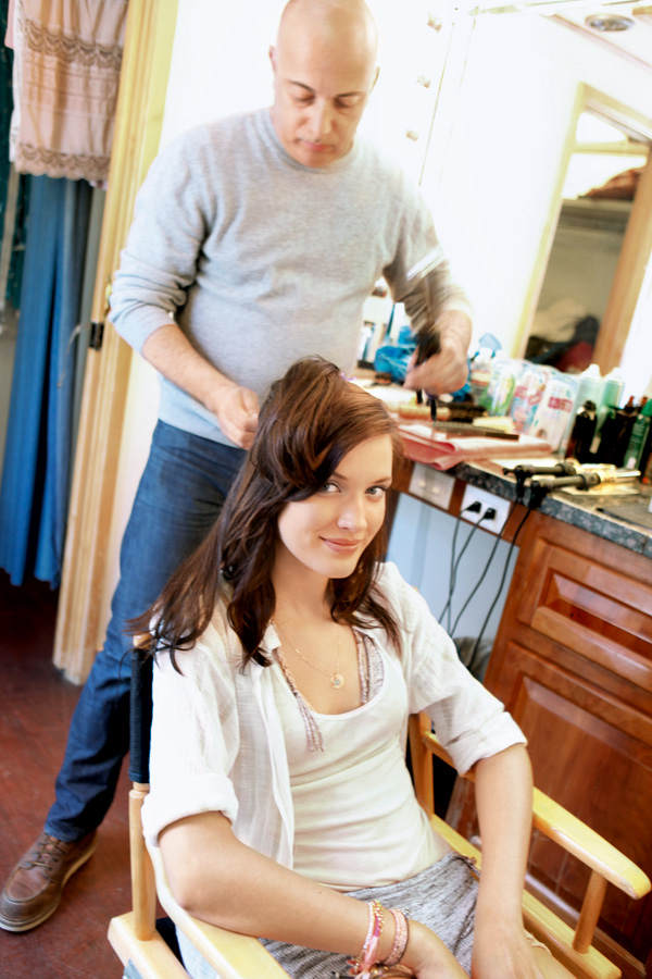 Luise beim Hair-Styling