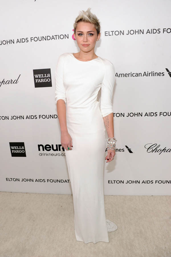 Miley Cyrus im weißen Abendkleid
