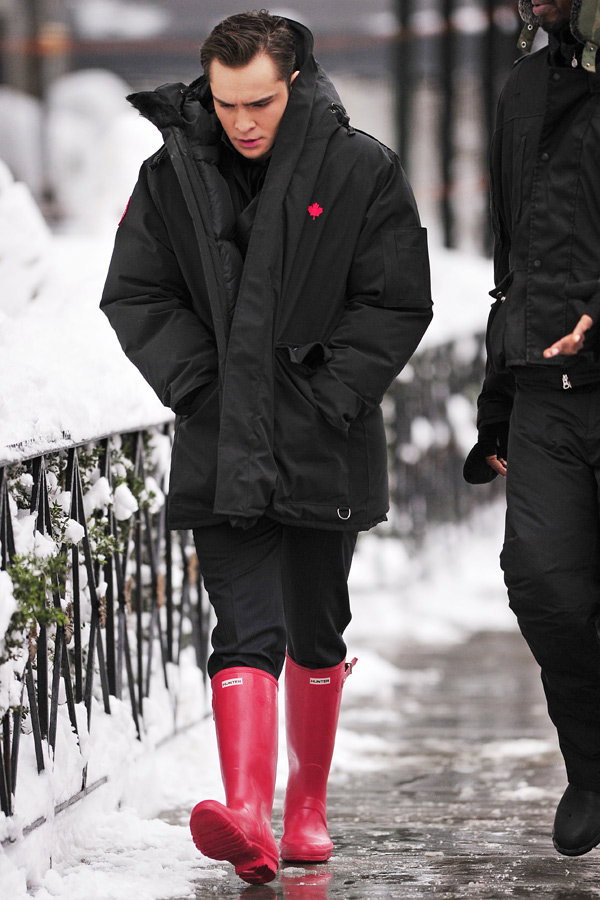 Ed Westwick mit pinken Gummistiefeln