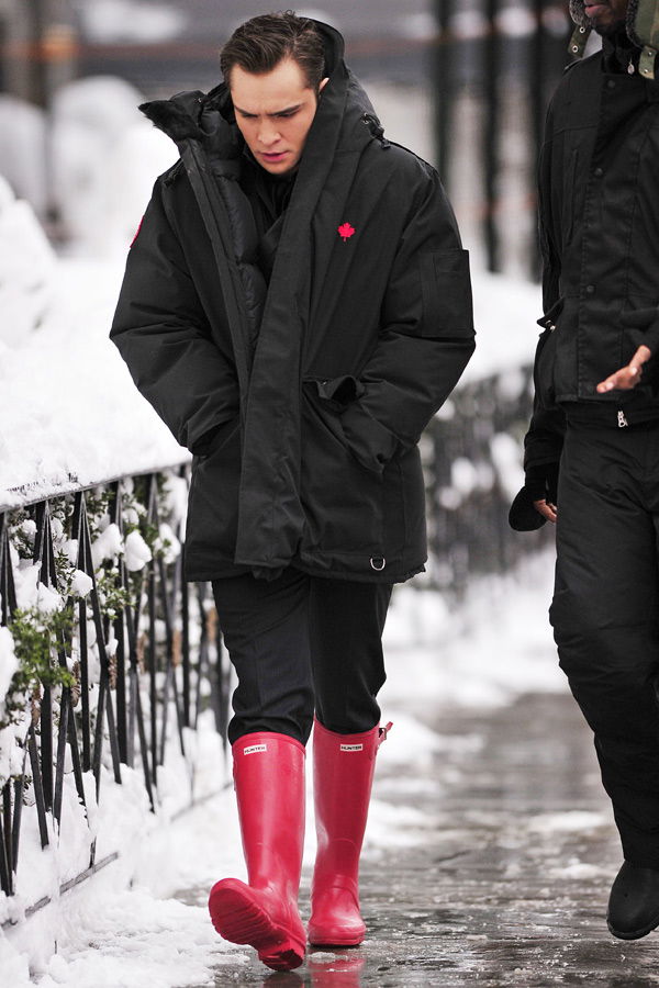 Ed Westwick mit pinken Gummistiefeln
