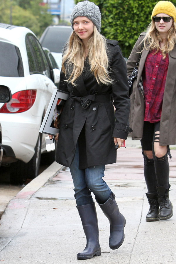Amanda Seyfried mit Gummistiefeln