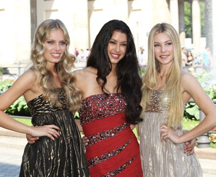 Jana, Rebecca und Amelie vor dem Brandenburger Tor