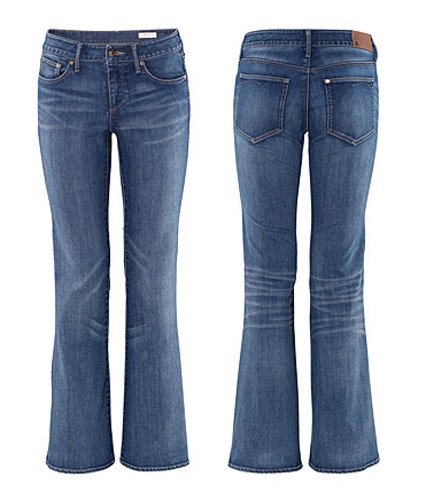 Hüfte kaschieren mit Boot-Cut Jeans