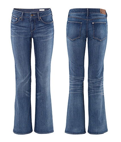 Hüfte kaschieren mit Boot-Cut Jeans