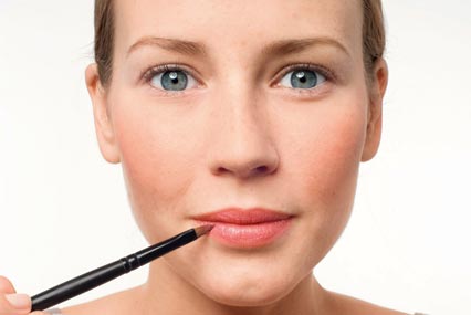 3. Rosa Lippenstift auftragen