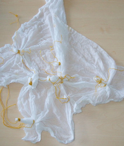 Batikschal: Tuch anfeuchten