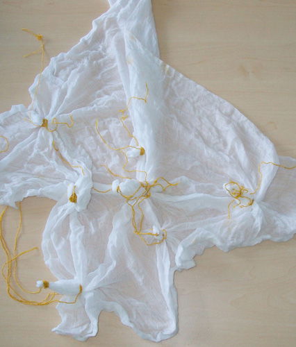 Batikschal: Tuch anfeuchten