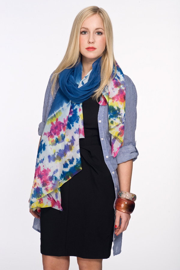 Schwarzes Kleid mit langer Bluse