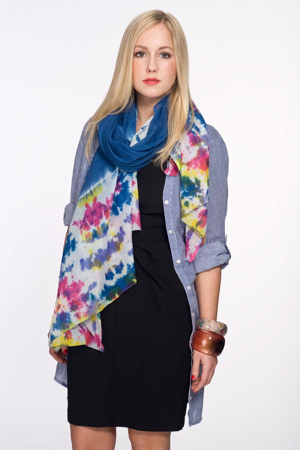 Schwarzes Kleid mit langer Bluse