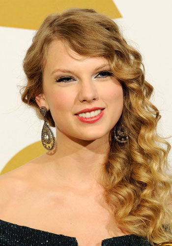 Taylor Swift mit Locken