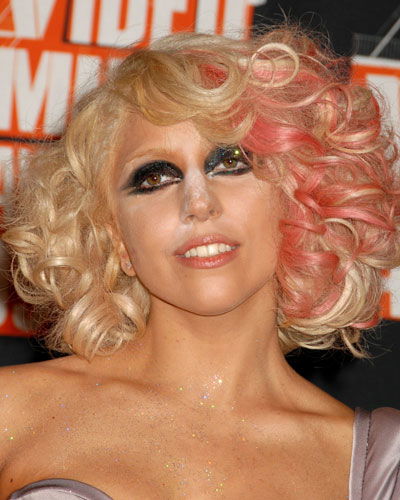 Lady Gaga mit Lockenkopf
