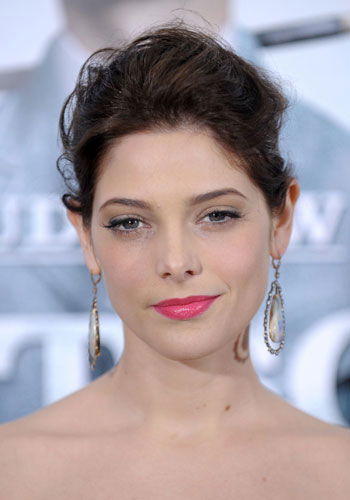 Ashley Greene Style: Undone-Frisur und helles Make-up