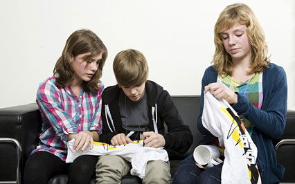 Justin Bieber signiert T-shirts