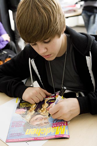 Justin Bieber beim Signieren