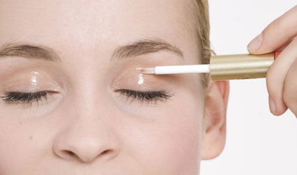 Farbloser Lipgloss als Lidschatten