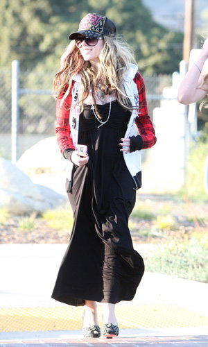 Avril Lavigne mit schlecht kombiniertem Outfit