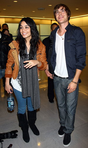 Zac und Vanessa in lässigen Outfits