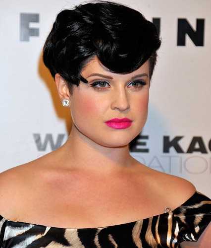 Kelly Osbourne mit schwarzer Diven-Frisur
