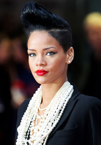 Rihanna mit Elvis-Tolle