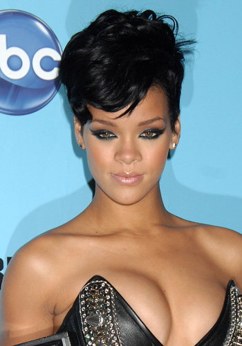 Rihanna mit Katzenaugen