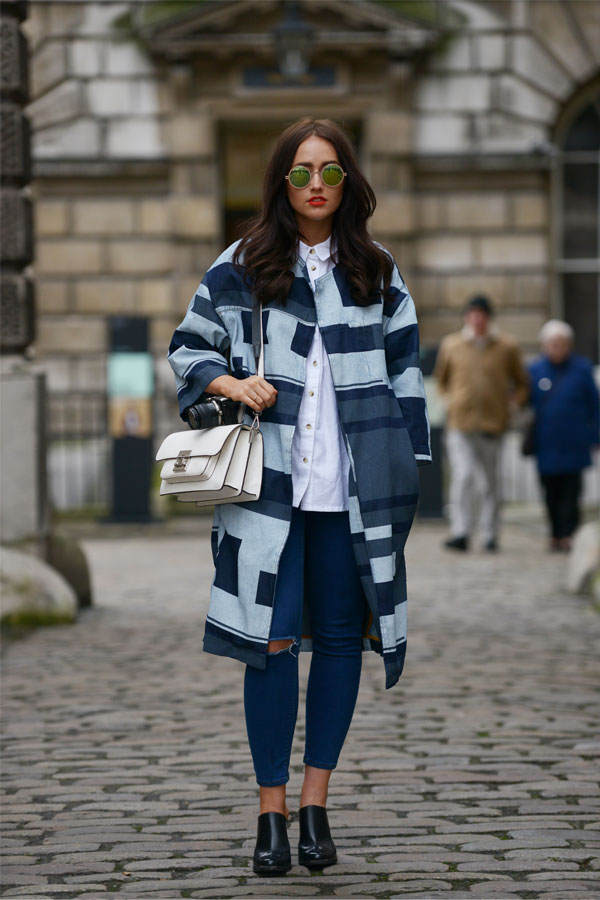 Jeans und Statement-Mantel