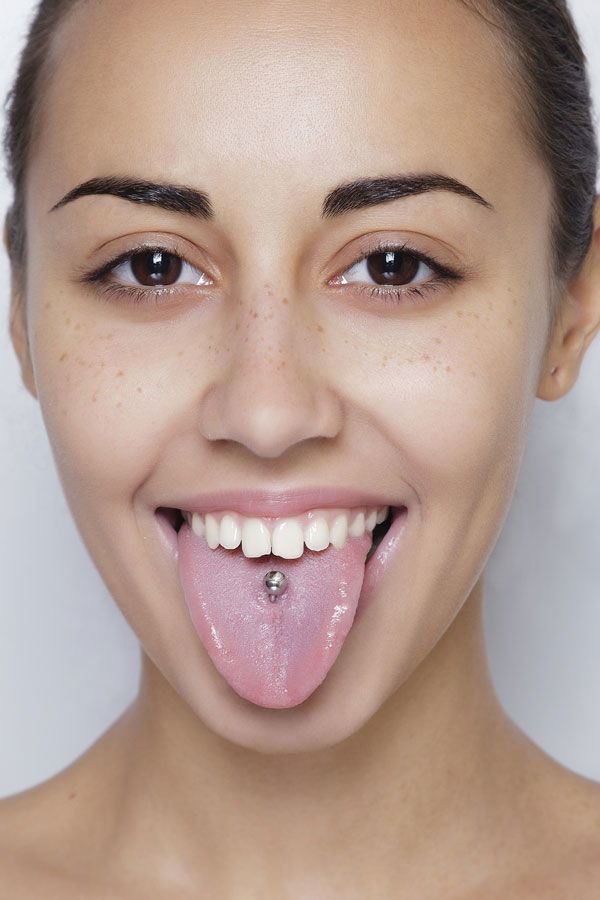 Zungenpiercing beim Essen