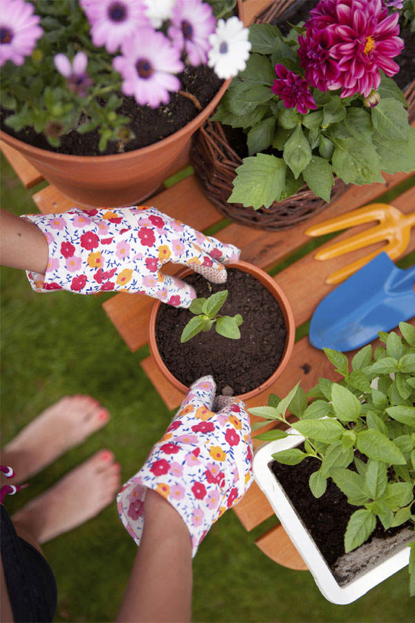 Der Mama im Garten helfen