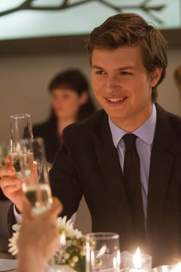 Ansel Elgort über Paparazzi