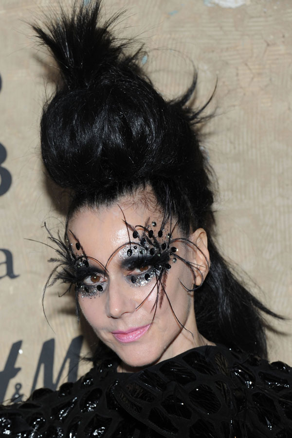 Augen-Make-up mit Federn und Strass