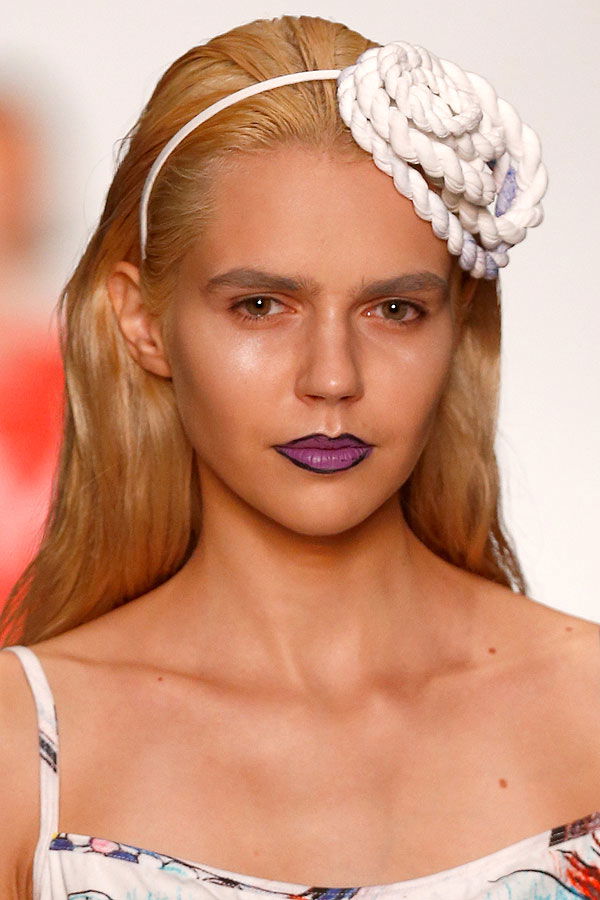 Rosa Lippen mit schwarzem Lipliner