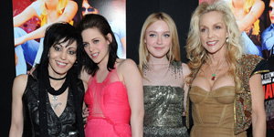 the-runaways-mit-kristen-und-dakota-cherry-bomb-300x150-bild-1-657851.jpg
