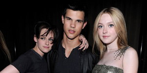 the-runaways-mit-kristen-und-dakota-cherry-bomb-300x150-bild-3-657851.jpg