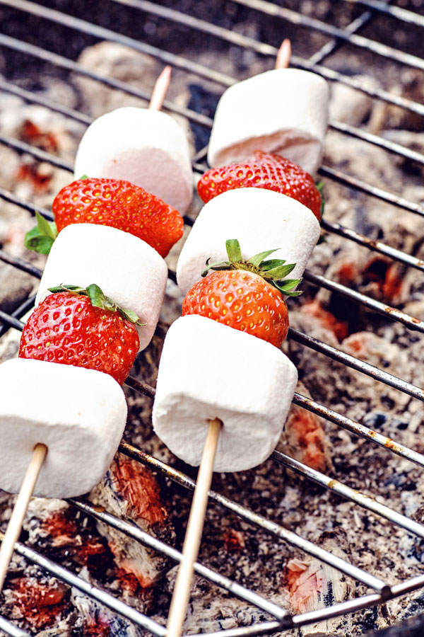 Marshmallows-Erdbeeren-Spieße
