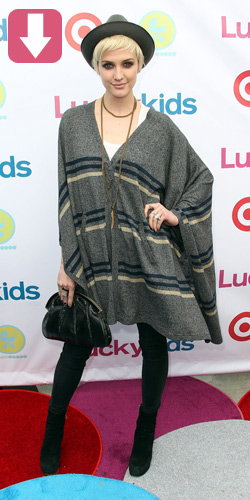 Ashlee Simpson mit Hut und Poncho