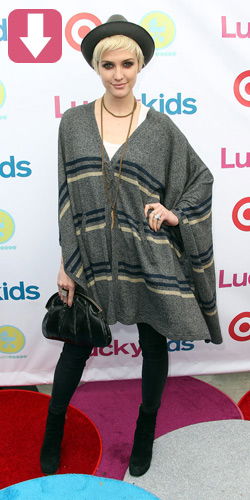 Ashlee Simpson mit Hut und Poncho