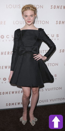 Elle Fanning im süßen Schleifchen-Outfit