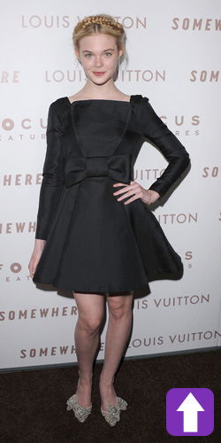 Elle Fanning im süßen Schleifchen-Outfit