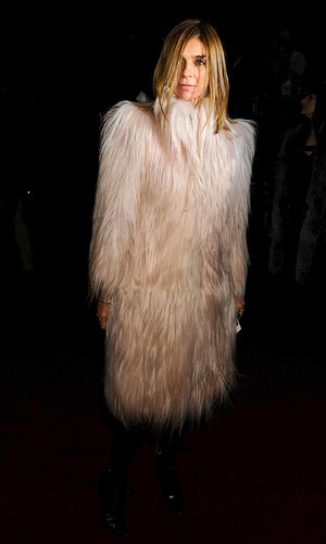Carine Roitfeld im haarigen Mantel