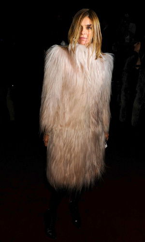 Carine Roitfeld im haarigen Mantel