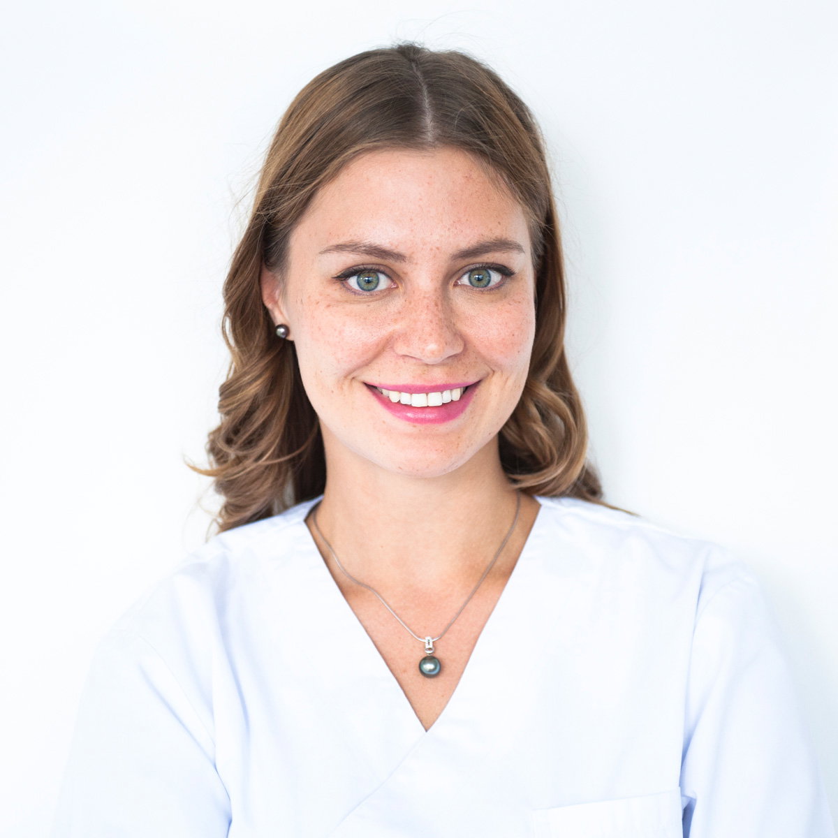 kamilla-sokorova-fachaerztin-bei-m1-med-beauty-2107857.png