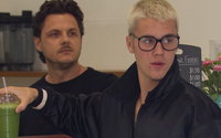Fans schauen Justin Bieber beim Essen zu
